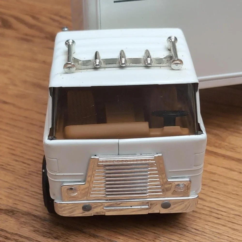 Ertl Amana Refrigeration Semi Truck Diecast Pressed Steel Promotional Toy 2538
